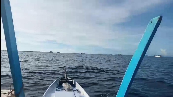 Warga melakukan pencarian nelayan hilang di Pangkep.