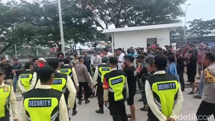 Warga menggeruduk kantor sekuriti di KEK Kendal buntut viral video satpam tendang lapak PKL, Selasa (27/5/2025).