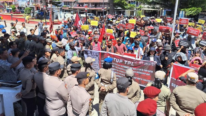 Warga Taput demonstrasi dengan tuntutan agar PT TPL segera ditutup (Foto: Istimewa)