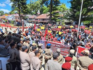 Warga Demo Kantor Bupati Taput, Desak TPL Ditutup