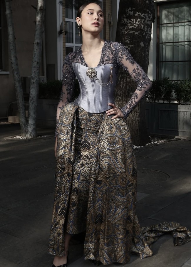 Dalam balutan kebaya modifikasi, Yasmin tampil anggun bak putri kerajaan modern. Busana Yasmin merupakan karya dari label kebaya Studio Boh yang memadukan estetika klasik dengan siluet kontemporer. Foto: dok. Instagram @yasminnapper