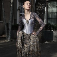 Dalam balutan kebaya modifikasi, Yasmin tampil anggun bak putri kerajaan modern. Busana Yasmin merupakan karya dari label kebaya Studio Boh yang memadukan estetika klasik dengan siluet kontemporer. Foto: dok. Instagram @yasminnapper