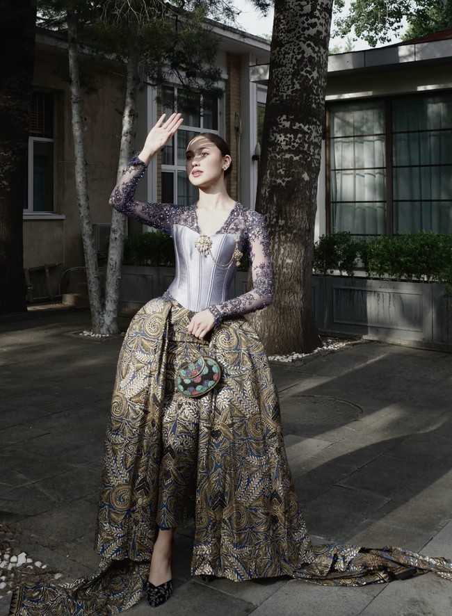 Bagian tengah kebaya dipercantik dengan statement brooch berornamen etnik, memberikan nuansa aristokrat yang mewah tanpa kesan berlebihan. Siluet fitted yang membentuk lekuk tubuh membuat tampilan ini terlihat tajam dan memberi kesan regal yang kuat. Foto: dok. Instagram @yasminnapper