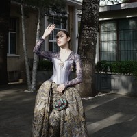 Bagian tengah kebaya dipercantik dengan statement brooch berornamen etnik, memberikan nuansa aristokrat yang mewah tanpa kesan berlebihan. Siluet fitted yang membentuk lekuk tubuh membuat tampilan ini terlihat tajam dan memberi kesan regal yang kuat. Foto: dok. Instagram @yasminnapper