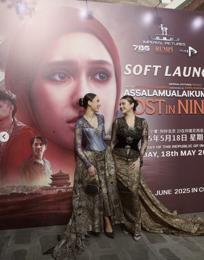 Rok batik panjang yang dikenakan Yasmin menampilkan motif megah dalam palet emas, cokelat tua, dan biru tua. Kain ini disusun dengan teknik draping yang menjuntai hingga menyapu lantai yang semakin memberikan kesan dramatis.  Foto: dok. Instagram @yasminnapper