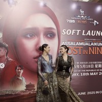 Rok batik panjang yang dikenakan Yasmin menampilkan motif megah dalam palet emas, cokelat tua, dan biru tua. Kain ini disusun dengan teknik draping yang menjuntai hingga menyapu lantai yang semakin memberikan kesan dramatis.  Foto: dok. Instagram @yasminnapper