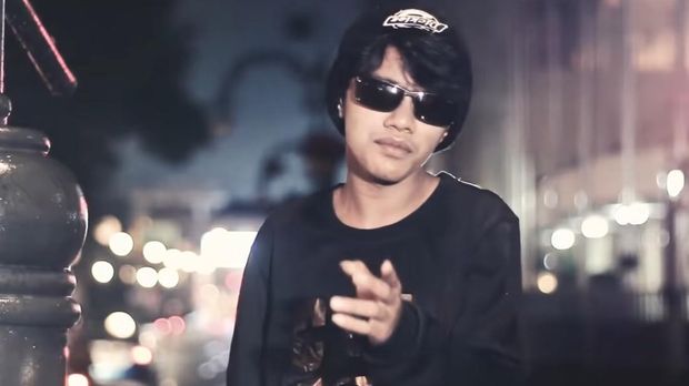 Abiel Jatnika dalam video klip Kapalang Nyaah. Foto: tangkapan layar YouTube Bandung Music