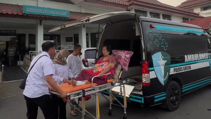 Ambulans Polres Gresik bantu lansia berobat
