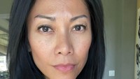 51 tahun di bumi. Tanpa Botox, tanpa filler. Saya menerima kerutan dan ketidaksempurnaan. Itulah wajah yang diberikan orang tua saya, saya melihat mereka setiap kali saya melihat diri saya sendiri. Saya merawat wajah saya sebaik mungkin. Wajah itu tersenyum dan menangis bersama saya selama bertahun-tahun. Saya membuatnya cantik, saya membuatnya menyenangkan. Namun, di atas segalanya, saya selalu jujur, tulisnya dalam Instagram miliknya. Foto: instagram Anggun C Sasmi
