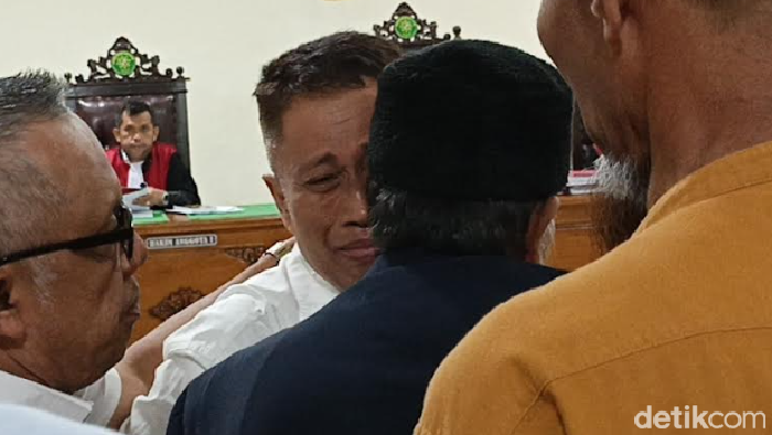 Annar Sampetoding menangis usai jalani sidang eksepsi kasus sindikar pabrik uang palsu UIN Alauddin Makassar.