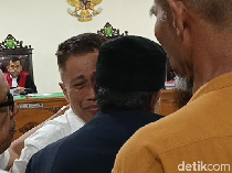 Annar Sampetoding Nangis Usai Sidang Eksepsi Kasus Uang Palsu di UIN Makassar