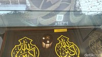 Terdapat museum dengan koleksi potongan kiswah atau kain penutup Kakbah hingga benang emas penghias kiswah di dalam area ini.