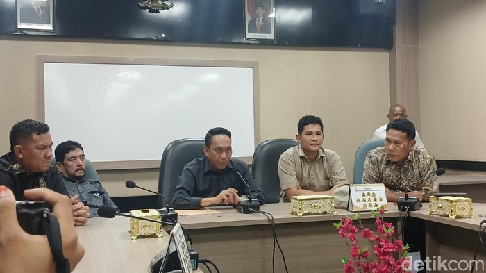 Ketua Badan Kehormatan DPRD Batam, Muhammad Fadli, dan anggota BK saat menyampaikan hasil pemeriksaan etik anggota DPRD Batam Mangihut Rajagukguk.
