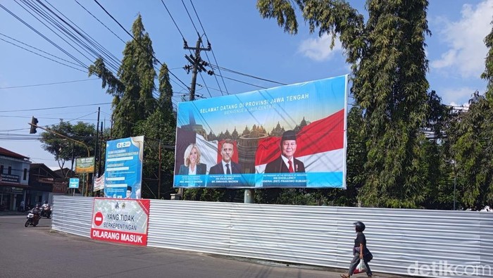 Baliho ucapan selamat datang kepada Presiden Prancis Emmanuel Macron dan Presiden Prabowo Subianto di Simpang MAJT An-Nuur Kabupaten Magelang, Rabu (28/5/2025).