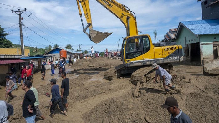 Foto udara jalan yang terputus akibat diterjang banjir bandang di Desa Wombo, Kecamatan Tanantovea, Kabupaten Donggala, Sulawesi Tengah, Rabu (28/5/2025). Banjir bandang yang terjadi pada Selasa (27/5) sore akibat hujan deras itu merusak ratusan rumah warga, fasilitas umum, sekolah, dan seorang warga meninggal dunia akibat terseret air bah, sementara BPBD setempat masih melakukan pendataan jumlah warga yang terdampak dan kerugian yang ditimbulkan. ANTARA FOTO/Basri Marzuki