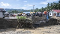 Menurut Badan Penanggulangan Bencana Daerah (BPBD) Kabupaten Donggala, banjir bandang ini telah menyebabkan satu warga meninggal dunia akibat terseret arus deras. Selain itu, BPBD masih terus mendata jumlah rumah yang rusak serta fasilitas umum, sekolah, dan infrastruktur yang terdampak. ANTARA FOTO/Basri Marzuki