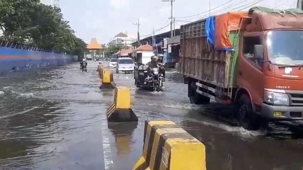 Banjir rob di Surabaya