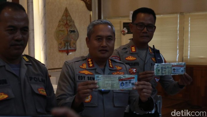 Polisi menunjukkan barang bukti laka maut.