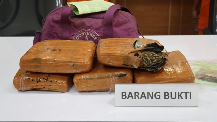 Barang bukti ganja disita dari 2 pengedar di Kota Tangerang.