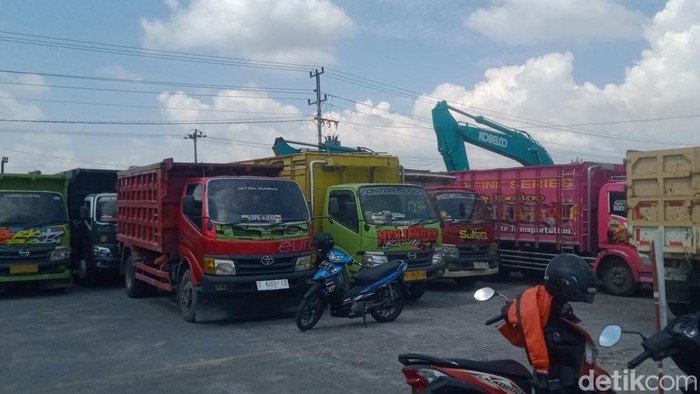 Belasan truk dan ekskavator diamankan di Polres Klaten usai Bareskrim menggerebek tambang diduga ilegal di Kemalang, Rabu (28/5/2025).