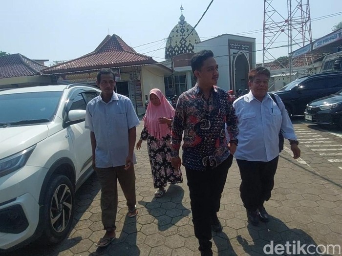 Bu Subiah dan suaminya, PKL yang viral ditendang oknum sekuriti KEK Kendal, tiba di Polres Kendal untuk dimediasi, Rabu (28/5/2025).