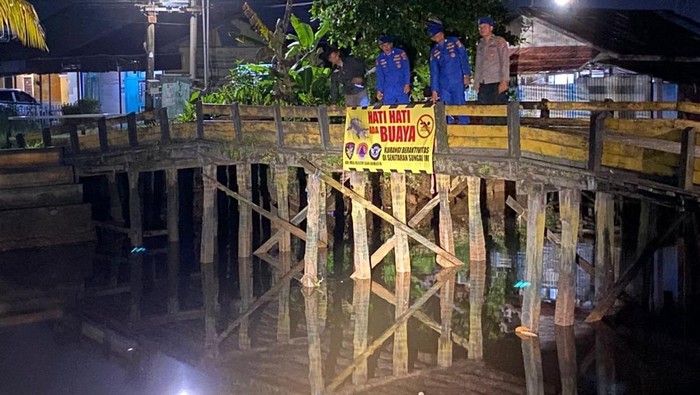 Warga Jalan Tunas Baru, Banjarmasin Barat dihebohkan dengan munculnya buaya di sungai. Tim gabungan dari Satpolairud Banjarmasin, Animal Rescue, dan BPBD pun segera turun ke lokasi.