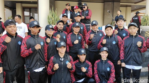 Bupati Badung I Wayan Adi Arnawa berpose bersama sejumlah atlet yang akan bertarung dalam ajang Porjar Bali 2025 di Lapangan Mangupraja Mandala Puspem Badung, Rabu (28/5/2025). (Foto: Agus Eka/detikBali)