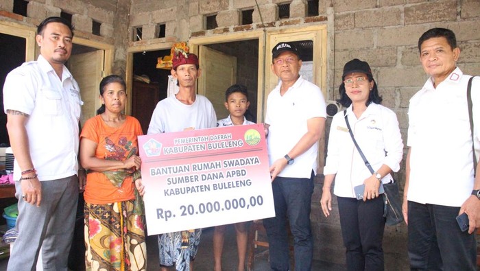 Bupati Buleleng, I Nyoman Sutidra, menyerahkan bantuan rumah swadaya kepada tiga warga di Banjar Dinas Anyar Desa Sambangan, Kecamatan Sukasada, Rabu (28/5/2025). (Dok. Pemkab Buleleng)