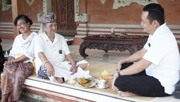 Bupati Jembrana I Made Kembang Hartawan (kanan) saat mengunjungi kediaman Mantan Bupati Ida Bagus Indugosa (kiri) di Desa Batuagung,  Kamis (22/5/2025).