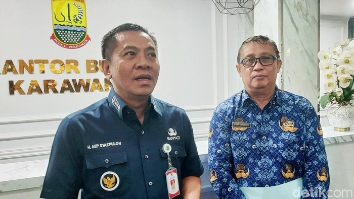Bupati Karawang Aep Syaepuloh saat diwawancara di Kantor Bupati Karawang