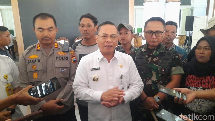 Bupati Pati, Sudewo bersama warga dan pabrik gula usai mediasi soal sengketa tanah di Pendopo Kabupaten Pati, Rabu (28/5/2025).
