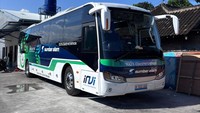 Oh iya, sedikit mengulas sisi eksterior bus ini, mengombinasikan warna putih, hitam, biru, dan juga hijau. Di bagian kaca depan terdapat tulisan 100% electric vehicle, lalu pada bagian bodi samping juga terdapat gambar colokan kabel yang menandakan bahwa ini kendaraan listrik. Foto: Dok. PO Sumber Alam