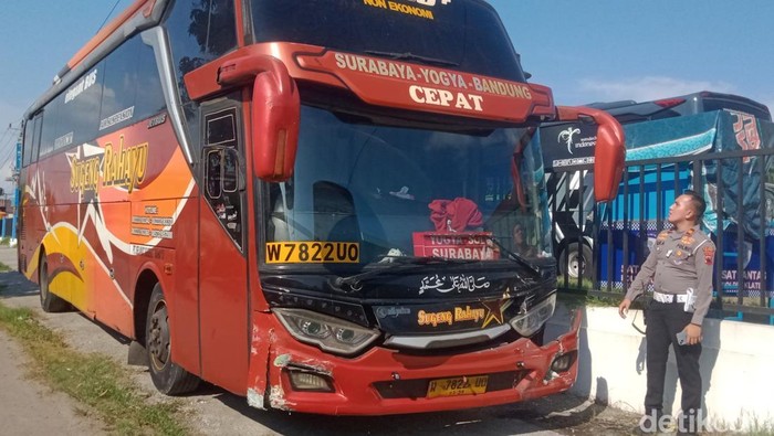 Bus Sugeng Rahayu diamankan usai tabrak mobil dinas Wabup Klaten, Raub (28/5/2025).