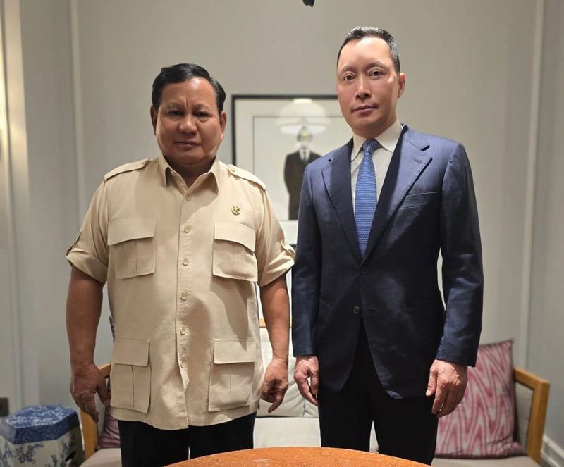 Chairman Yadea Technology Group, Dong Jinggui (kiri) bertemu Presiden RI Prabowo Subianto (kanan)