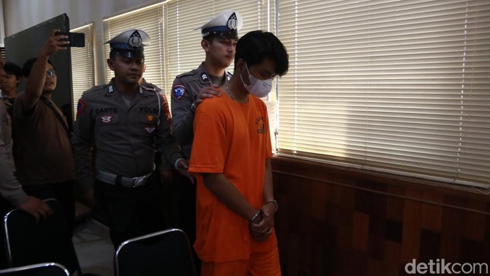 Christiano (21) mahasiswa FEB UGM pengemudi mobil BMW, tersangka kasus kecelakaan yang menewaskan Argo (19) di Sleman. Christiano (21) mahasiswa FEB UGM pengemudi mobil BMW, tersangka kasus kecelakaan yang menewaskan Argo (19) di Sleman.