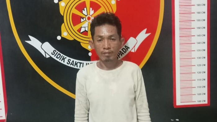Dedi (37) ditangkap polisi setelah merampok di jalanan menggunakan senjata api.