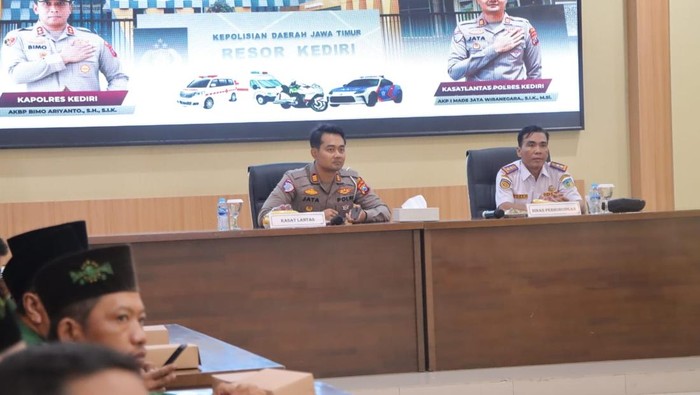 Deklarasi Ambulance Road Safety, Coaching Clinic, dan Emotional Spiritual Quotient (ESQ) di Polres Kediri.