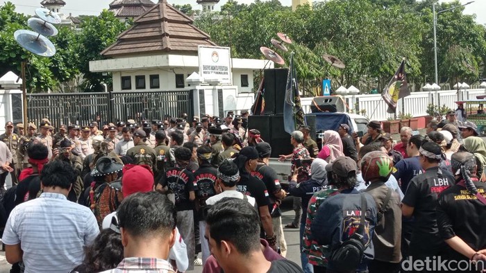 Demonstrasi aktivis ormas di Balai Kota dan DPRD Kota Tasikmalaya.