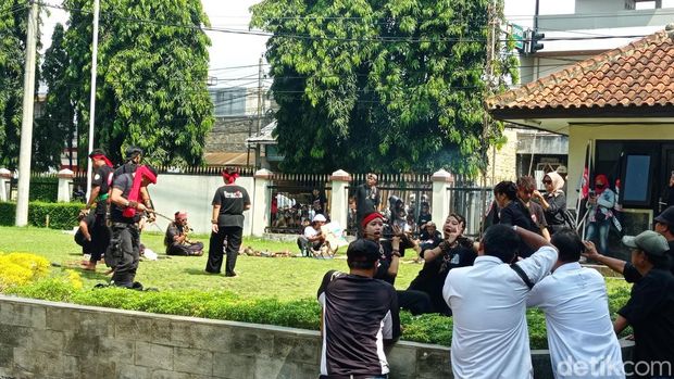 Demonstrasi aktivis ormas di Balai Kota dan DPRD Kota Tasikmalaya.