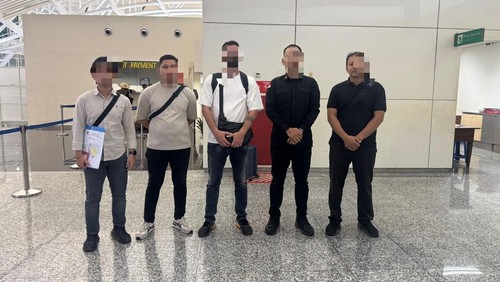 BFM diterbangkan dari Bandara Internasional I Gusti Ngurah Rai dengan dikawal petugas imigrasi, Selasa (27/5/2025). (Dok Imigrasi Denpasar).