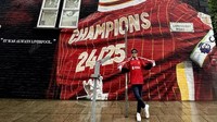 Desta memakai syal di belakang mural Virgil Van Dijk. Karya Seni YNWA, tulisnya di Instagram. (Foto: dok Instagram)