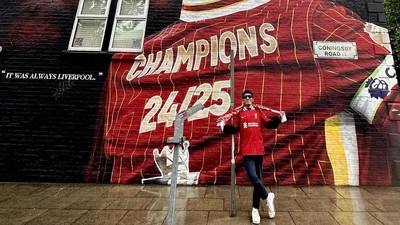 8 Gaya Desta Mejeng Bersama Karya Seni di Liverpool
