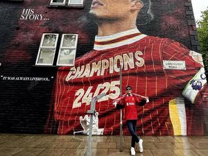 8 Gaya Desta Mejeng Bersama Karya Seni di Liverpool