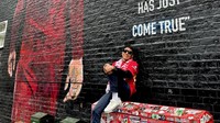 Desta kali ini berkacamata di samping mural Trent Alexander-Arnold. (Foto: dok Instagram)