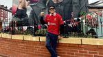8 Gaya Desta Mejeng Bersama Karya Seni di Liverpool