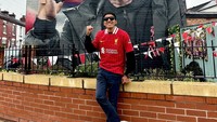 Desta mengepalkan tangan mengikuti gaya mural eks pelatih Liverpool, Juergen Klopp. (Foto: dok Instagram)
