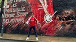 8 Gaya Desta Mejeng Bersama Karya Seni di Liverpool