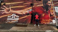 Desta bergaya di belakang mural legenda Liverpool, Steven Gerrard. (Foto: dok Instagram)