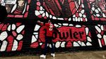 8 Gaya Desta Mejeng Bersama Karya Seni di Liverpool