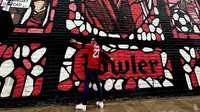 Desta memakai jersey Robbie Fowler di mural eks pemain Liverpool tersebut. (Foto: dok Instagram)